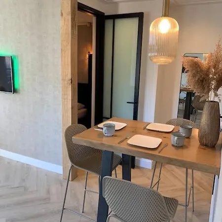 Center Close To Station דירה