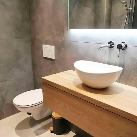 Center Close To Station דירה